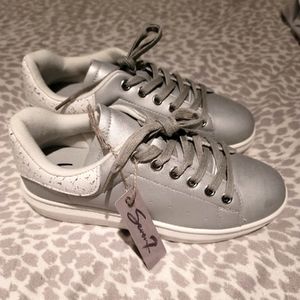 NEW SIZE 9 SILVER SEVEN 7 SNEAKERS